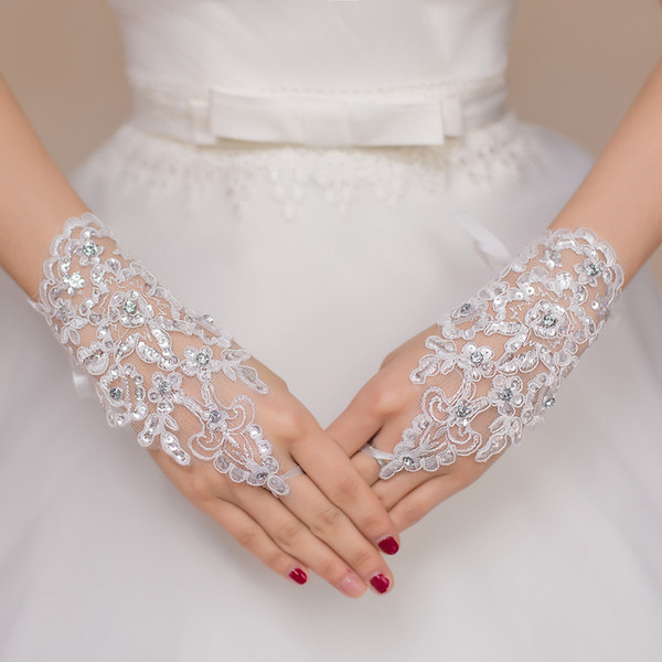 2018 Luxury Short Lace Bride Bridal Gloves Refers to the bride gloves White fingerless brief paragraph bright drill wedding gloves