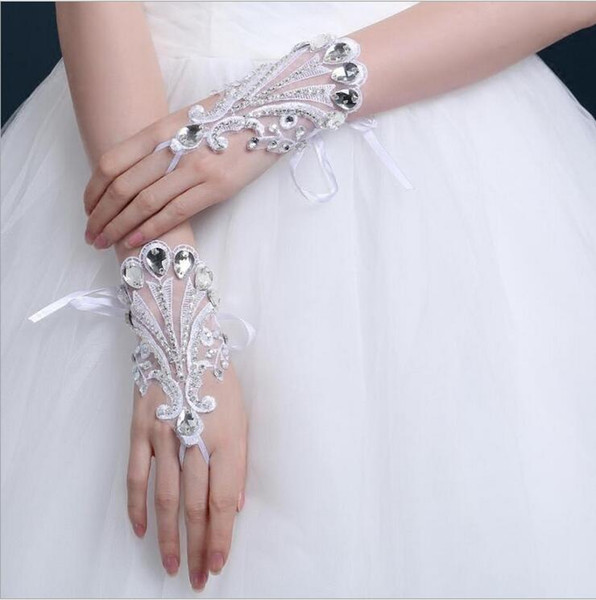 Sparkling Crystals Short Bridal Gloves Bling Bling Beads Wedding Glove Fingerless Whte Brides' Accessories Wrist Length Cheap Price 2017