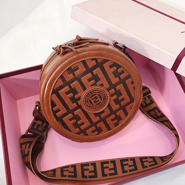 new spring and summer 2019 new wave of female bag Korean fashion wild buns wide shoulder strap shoulder bag retro Messenger G7