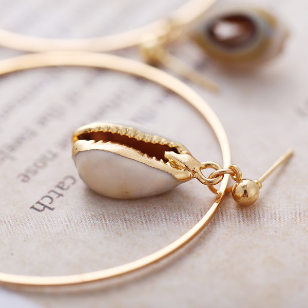 Natural gold-plated shell large circle ear stud