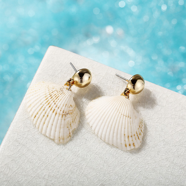 Wedding Accessories Vintage white scallop stud with golden beads