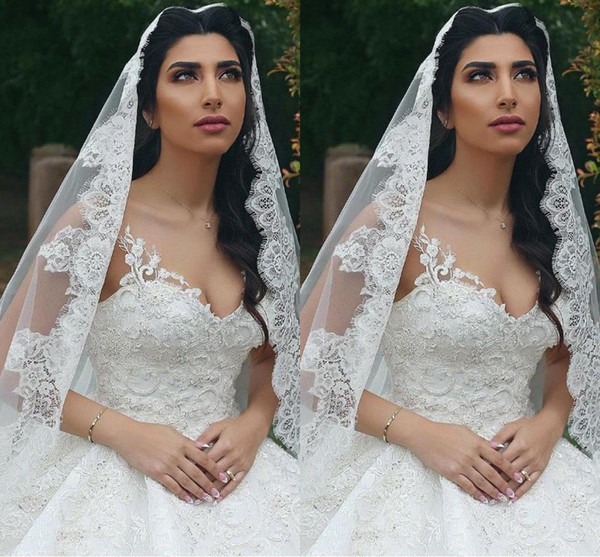 Custom Made Wedding Veil With 3-4 Meters Long 1.5 Meters Wide With Comb and Appliques on the Edges