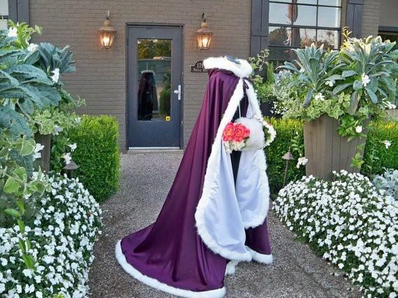 2019 High Quality Bridal Cape With Hood Wedding Cloaks with Faux Fur Trim Red White Perfect For Winter Long Wraps Jacket Cheap Custom