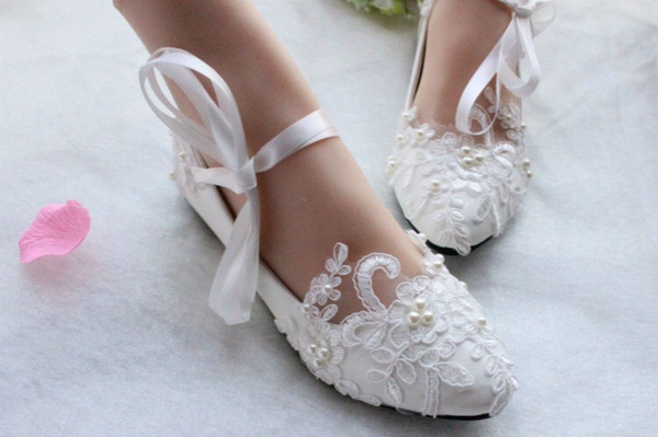 2020 Sexy Lace-up Flowers Bridal Shoes Wedding Bridal Shoes Applique Lace Pearls Beaded Flats Cheap Wedding Shoes Free Shipping