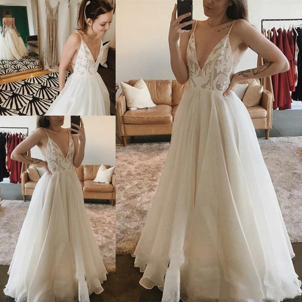 Stunning V-Neck Sleeveless Wedding Dress Lace Backless Bridal Gowns Tiers Floor-Length Glamorous Print Wedding Gowns