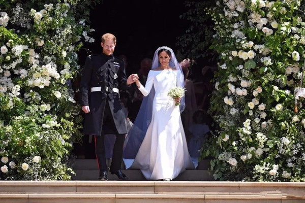 White Elegant Prince Harry & Meghan Markle Wedding Dresses A Line Bateau Neck Long Sleeves Bridal Gowns Cheap