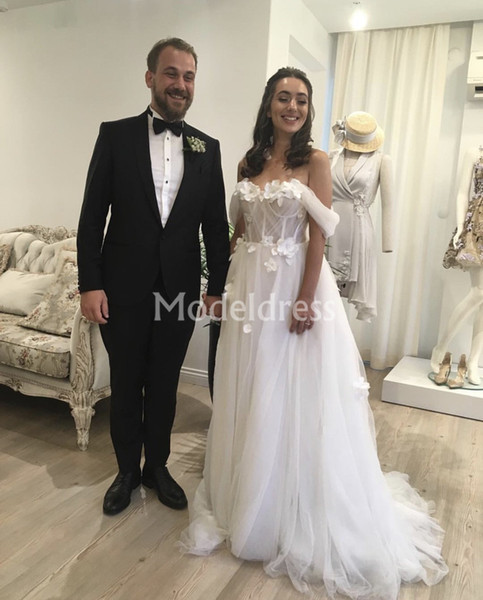 Bohemian Wedding Dresses Hand Made Flowers Off Shoulder Tulle Sweep Train Simple Beach Bridal Gowns Beaded Elegant Chic robe de mariée