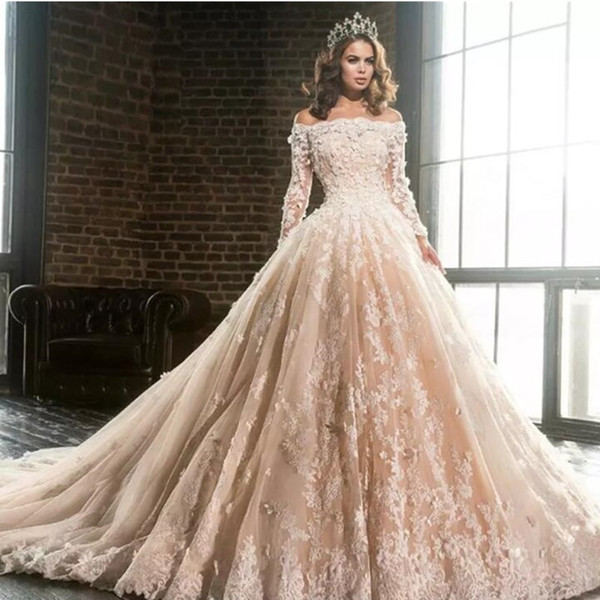 Vintage Boat Neck Long Sleeve Lace Appliques Ball Gown Wedding Dresses Luxury Flowers Puffy Champagne Quinceanera Dress