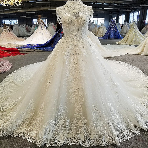 2022Latest Bohemian High Neck Wedding Dresses Beaded Short Sleeve Open Keyhole Back Illusion Neckline Shing Crystal Pattern Bridal Gowns