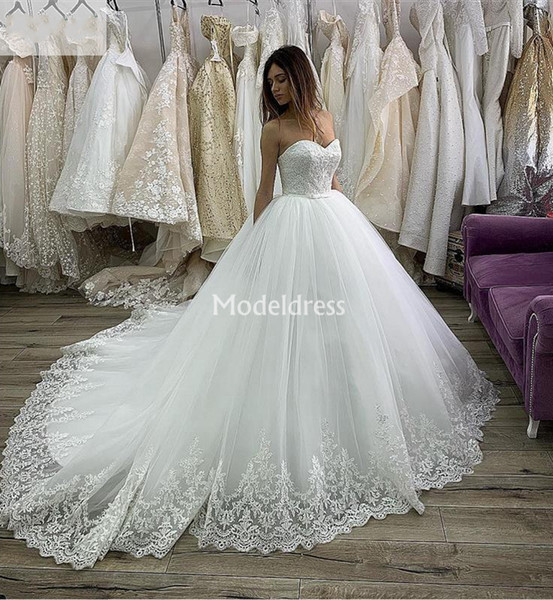 Gorgeous Lace Princess Ball Gowns Wedding Dresses Strapless Appliques Sweep Train Church Castle Bridal Gowns Retro Country Vestidoe De Noiva