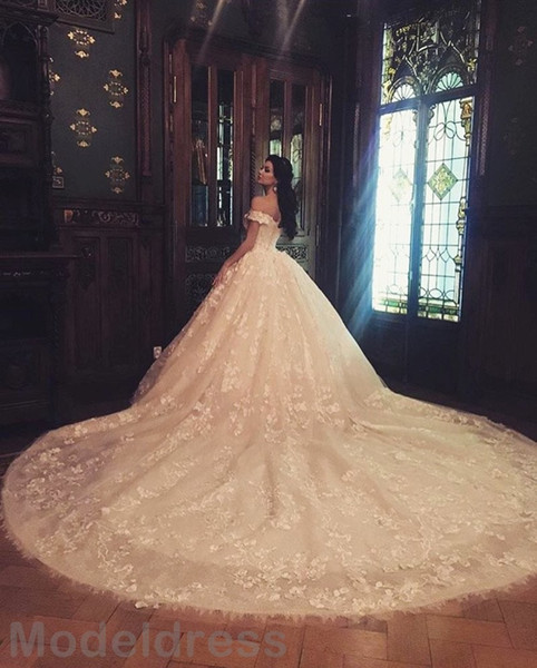 Luxury Lace Wedding Dresses Sweetheart Backless Appliques Ball Gown Arabic Elegant Bridal Gown Chapel Train Short Sleeve Plus Size