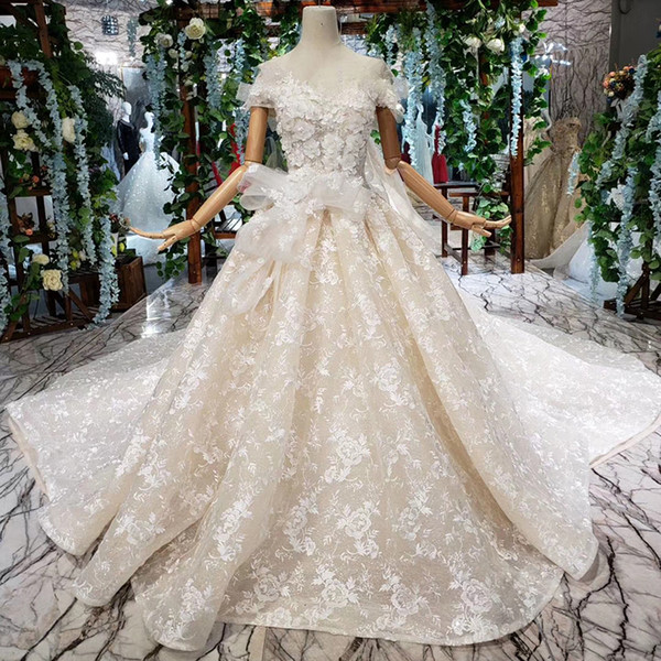 2022Latest Bohemian Wedding Dresses Big Bow Hand Made 3D Flower Backless Lace Up Back Short Sleeve Illusion Neckline Bridal Gowns Garden