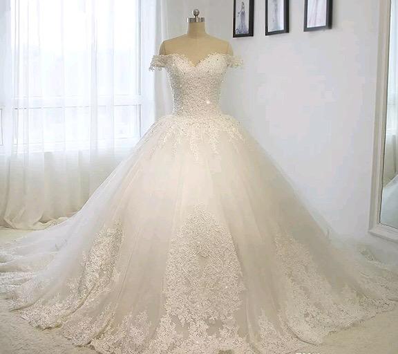 Gorgeous Off The Shoulder Wedding Dresses Sparkly Beaded Crystal Puffy Ball Gown Lace Appliques Bridal Gown Custom Made