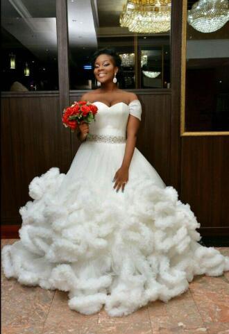 2017 Nigerian Ball Gown Wedding Dresses with Sweetheart Neckline Sleeveless Sweep Train Off-Shoulder Ruffle Crystal Organza Bridal Gowns