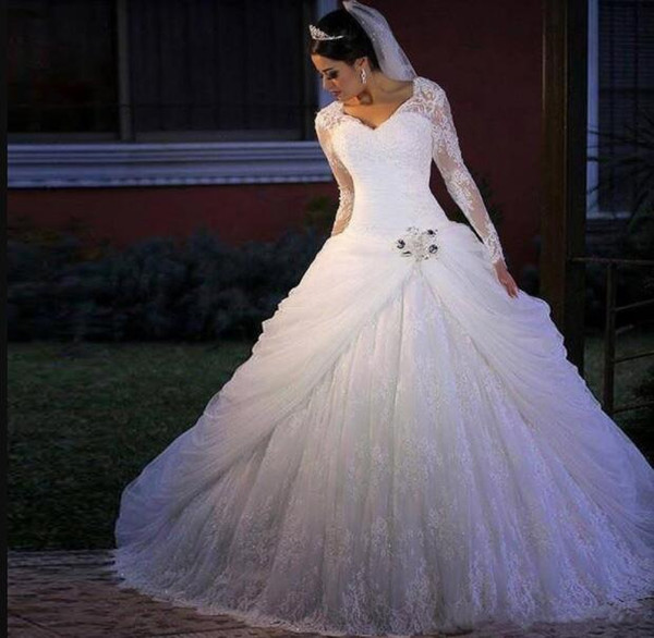 Vintage Lace Ball Gown Wedding Dresses Long Sleeves V Neck Arabic Dubai Bridal Gowns Plus Size