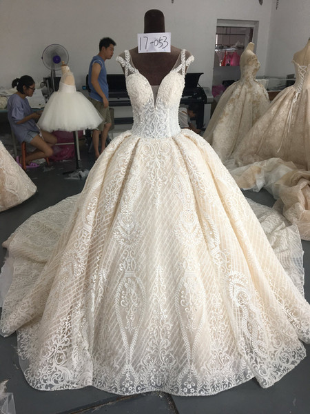 Luxury Wedding Dress With Beading V Neck Lace up Long Train Classic Appliques Bridal Ball Gown New Collection