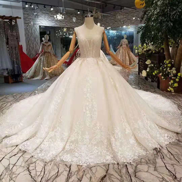 2022Luxury Collar Chain Decorate Wedding Gowns With Long Train Sexy Deep V-Back Bride Wedding Dresses Ball Gown From Real Factory Croatia