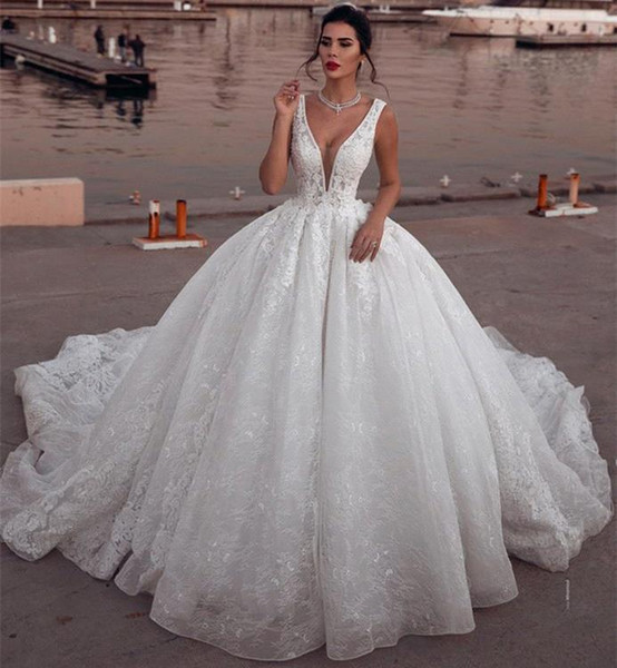 Noble White Ball Gown Wedding Dresses Full Lace Appliques Plunging Neck Court Train Arabic Dubai Style Bridal Gowns Luxury BC1993