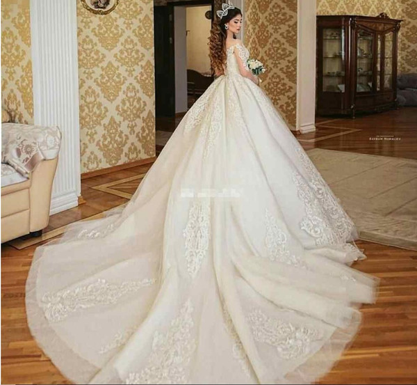 Gorgeous Appliques Lace Ball Gown Wedding Dresses Dubai Arabic Style Vintage Sheer Long Sleeves Long Train Bridal Gowns Formal