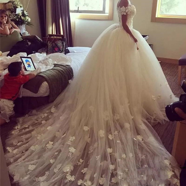 Cheap Tulle Ball Gown Bridal Dress Lace Appliqued Off Shoulder Sleeveless Wedding Dress Glamorous Saudi Arabia Floral Wedding Gowns