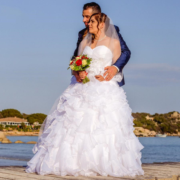 White Wedding Dresses Sweetheart Strapless Sleeveless Ruffles Pleats Floor Length Organza Beach Wedding Bridal Gowns