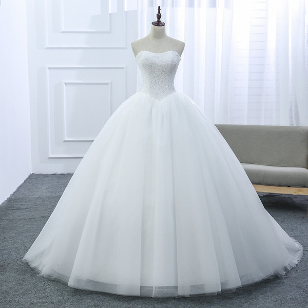 Lovely Sweetheart Lace Tulle Ball Gown Wedding Dress With Court Train White Ivory Simple Bridal Gowns