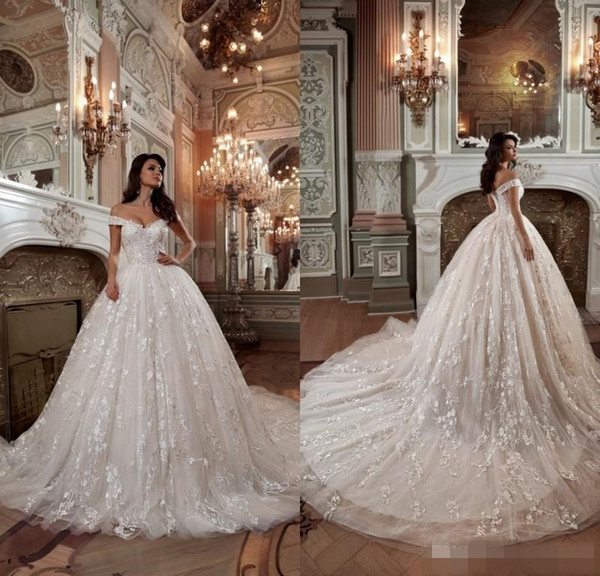 Designer Off the Shoulder Wedding Dresses Luxury Ball Gown Appliqued Lace Wedding Dress Chapel Train Bridal Gowns