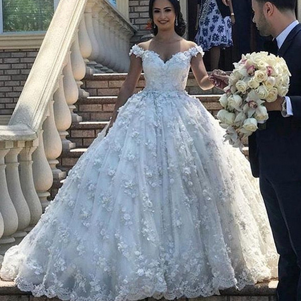 Ball Gown Wedding Dresses 2018 Lace Off the Shoulder Hand Made Flowers Lace Appliques Puffy Bridal Dresses Long Wedding Gowns