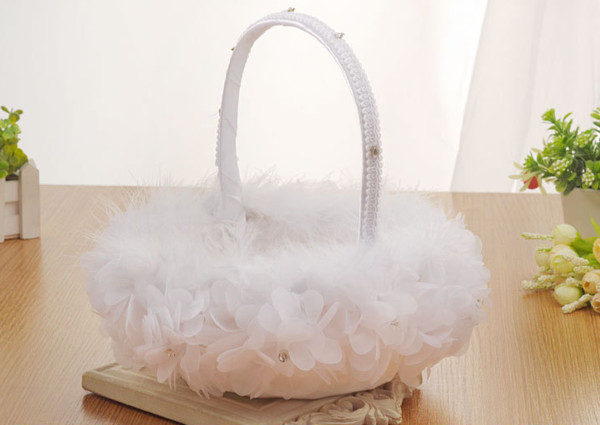 2018 White Ostrich Feather Flower Girl Basket Elegant Round Silk Flower Basket Wedding Favors Wedding Accessory New