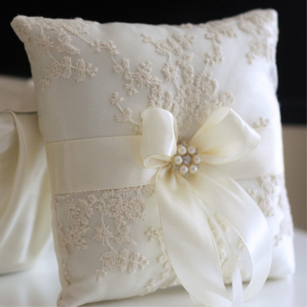 2019 New Elegant Delicate White Beaded Lace Bridal Ring Pillow Ivory Wedding Ceremony Ring Pillows with Bow