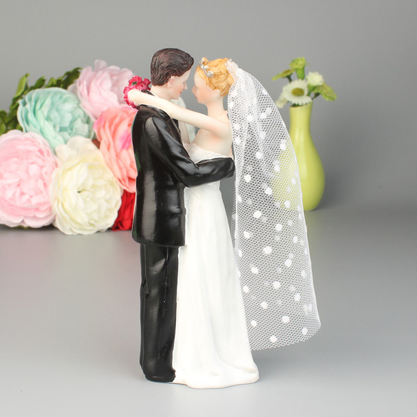 Westen Style bride and groom lool for love resign doll wedding decoration cake topper marriage room decoration