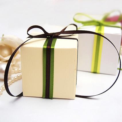 Free shipping-New Arrivals--50pcs 5cm*5cm*5cm Ivory White Wedding Favor Box Gift/Candy Boxes Wedding Decoration